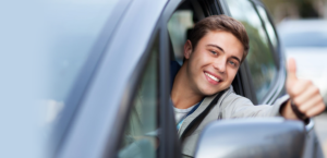 vidám vezető fiatal